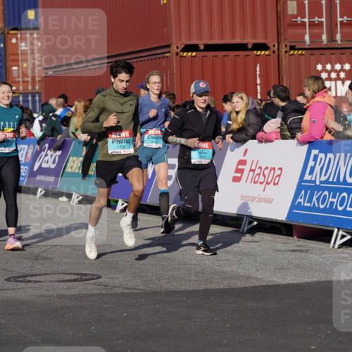 03.10.2025 - Köhlbrandbrückenlauf Michael Burmester http://msf.ph/oto/9013700 03.10.2025 10:13:57 Ziel 1169, 1431, 1460, 1514, 1515, 1604, 1738, 2054, 2122, 3062, 3126, 3372, 3469, 3724, 3735, 3761, 3793 meine-sportfotos.de
