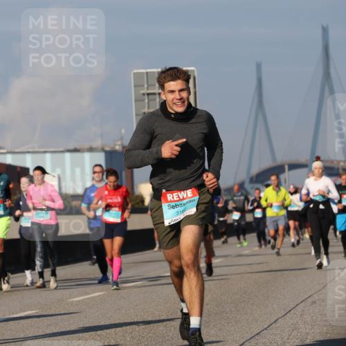03.10.2025 - Köhlbrandbrückenlauf Luisa Fischer http://msf.ph/oto/9013724 03.10.2025 10:57:35 Position 3 3162 meine-sportfotos.de