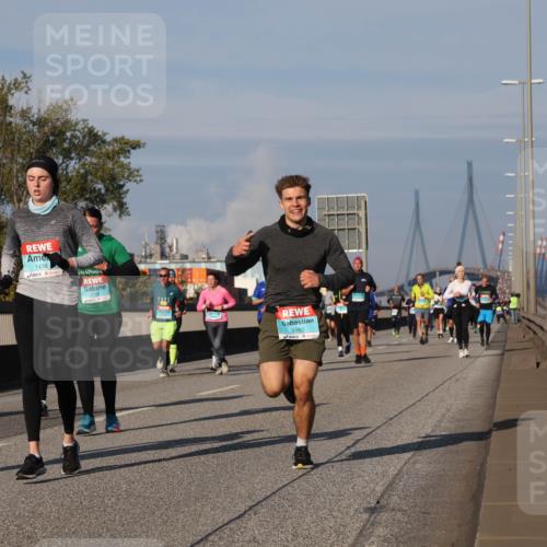 03.10.2025 - Köhlbrandbrückenlauf Luisa Fischer http://msf.ph/oto/9013737 03.10.2025 10:57:36 Position 3 1439, 1438, 3162 meine-sportfotos.de