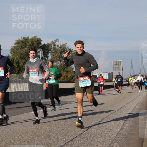 03.10.2025 - Köhlbrandbrückenlauf Luisa Fischer http://msf.ph/oto/9013747 03.10.2025 10:57:37 Position 3 1439, 1438, 3162 meine-sportfotos.de
