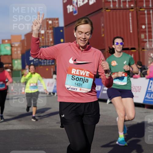 03.10.2025 - Köhlbrandbrückenlauf Michael Burmester http://msf.ph/oto/9013892 03.10.2025 10:14:03 Ziel 1431, 1460, 1514, 1588, 1604, 1665, 1714, 1738, 1782, 1892, 1947, 2122, 2276, 3060, 3062, 3372, 3469, 3724, 3735, 3761, 3793 meine-sportfotos.de