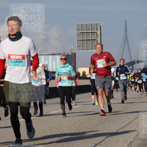 03.10.2025 - Köhlbrandbrückenlauf Luisa Fischer http://msf.ph/oto/9013954 03.10.2025 10:57:57 Position 3 1206, 3208, 2841, 1514 meine-sportfotos.de