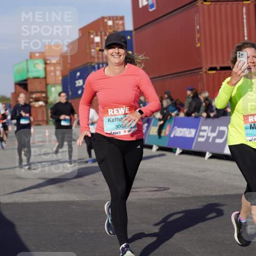 03.10.2025 - Köhlbrandbrückenlauf Michael Burmester http://msf.ph/oto/9013971 03.10.2025 10:14:05 Ziel 1431, 1588, 1604, 1665, 1714, 1738, 1782, 1892, 1947, 2007, 2122, 2276, 2699, 3060, 3062, 3469, 3540, 3793 meine-sportfotos.de