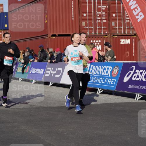 03.10.2025 - Köhlbrandbrückenlauf Michael Burmester http://msf.ph/oto/9013982 03.10.2025 10:14:08 Ziel 1510, 1588, 1604, 1665, 1714, 1782, 1843, 1892, 1947, 2007, 2276, 2345, 2699, 3060, 3062, 3540 meine-sportfotos.de