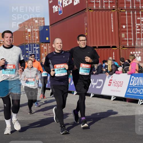 03.10.2025 - Köhlbrandbrückenlauf Michael Burmester http://msf.ph/oto/9013993 03.10.2025 10:14:08 Ziel 1510, 1588, 1604, 1665, 1714, 1782, 1843, 1892, 1947, 2007, 2276, 2345, 2699, 3060, 3062, 3540 meine-sportfotos.de