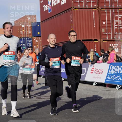 03.10.2025 - Köhlbrandbrückenlauf Michael Burmester http://msf.ph/oto/9014005 03.10.2025 10:14:08 Ziel 1510, 1588, 1604, 1665, 1714, 1782, 1843, 1892, 1947, 2007, 2276, 2345, 2699, 3060, 3062, 3540 meine-sportfotos.de