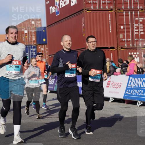03.10.2025 - Köhlbrandbrückenlauf Michael Burmester http://msf.ph/oto/9014014 03.10.2025 10:14:09 Ziel 1510, 1588, 1665, 1714, 1782, 1843, 1892, 1947, 2007, 2276, 2345, 2699, 3060, 3062, 3540 meine-sportfotos.de
