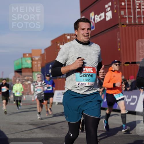 03.10.2025 - Köhlbrandbrückenlauf Michael Burmester http://msf.ph/oto/9014025 03.10.2025 10:14:09 Ziel 1510, 1588, 1665, 1714, 1782, 1843, 1892, 1947, 2007, 2276, 2345, 2699, 3060, 3062, 3540 meine-sportfotos.de