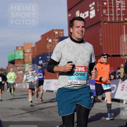 03.10.2025 - Köhlbrandbrückenlauf Michael Burmester http://msf.ph/oto/9014033 03.10.2025 10:14:09 Ziel 1510, 1588, 1665, 1714, 1782, 1843, 1892, 1947, 2007, 2276, 2345, 2699, 3060, 3062, 3540 meine-sportfotos.de
