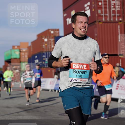 03.10.2025 - Köhlbrandbrückenlauf Michael Burmester http://msf.ph/oto/9014039 03.10.2025 10:14:09 Ziel 1510, 1588, 1665, 1714, 1782, 1843, 1892, 1947, 2007, 2276, 2345, 2699, 3060, 3062, 3540 meine-sportfotos.de