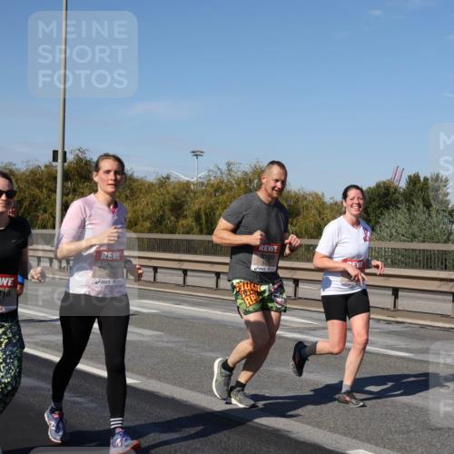 03.10.2025 - Köhlbrandbrückenlauf Julia Fischer http://msf.ph/oto/9014063 03.10.2025 13:08:23 Position 3 5297, 5231, 5432 meine-sportfotos.de