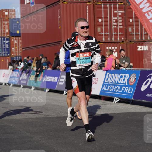 03.10.2025 - Köhlbrandbrückenlauf Michael Burmester http://msf.ph/oto/9014093 03.10.2025 10:14:12 Ziel 1456, 1510, 1588, 1665, 1714, 1782, 1843, 1892, 1947, 2007, 2276, 2345, 2699, 3168, 3326, 3540, 3644 meine-sportfotos.de
