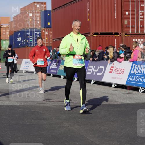 03.10.2025 - Köhlbrandbrückenlauf Michael Burmester http://msf.ph/oto/9014147 03.10.2025 10:14:14 Ziel 1456, 1510, 1714, 1843, 2007, 2276, 2345, 2699, 2749, 3168, 3326, 3540, 3644, 3665, 3666 meine-sportfotos.de