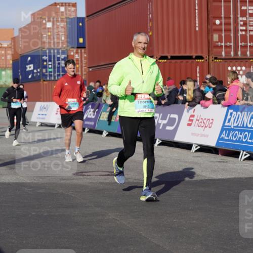 03.10.2025 - Köhlbrandbrückenlauf Michael Burmester http://msf.ph/oto/9014157 03.10.2025 10:14:15 Ziel 1456, 1510, 1843, 2007, 2345, 2699, 2749, 3168, 3326, 3540, 3644, 3665, 3666 meine-sportfotos.de