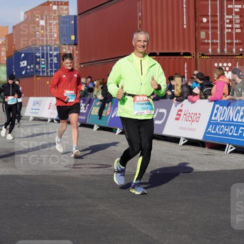 03.10.2025 - Köhlbrandbrückenlauf Michael Burmester http://msf.ph/oto/9014166 03.10.2025 10:14:15 Ziel 1456, 1510, 1843, 2007, 2345, 2699, 2749, 3168, 3326, 3540, 3644, 3665, 3666 meine-sportfotos.de