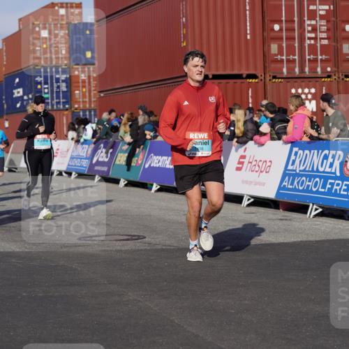 03.10.2025 - Köhlbrandbrückenlauf Michael Burmester http://msf.ph/oto/9014188 03.10.2025 10:14:16 Ziel 1456, 1510, 1735, 1843, 2007, 2345, 2699, 2749, 3168, 3326, 3540, 3644, 3665, 3666 meine-sportfotos.de