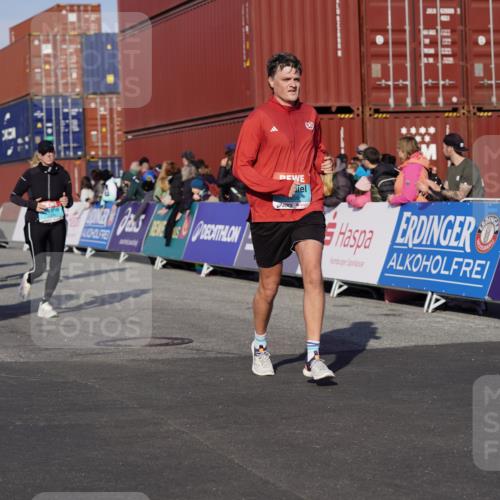 03.10.2025 - Köhlbrandbrückenlauf Michael Burmester http://msf.ph/oto/9014200 03.10.2025 10:14:16 Ziel 1456, 1510, 1735, 1843, 2007, 2345, 2699, 2749, 3168, 3326, 3540, 3644, 3665, 3666 meine-sportfotos.de