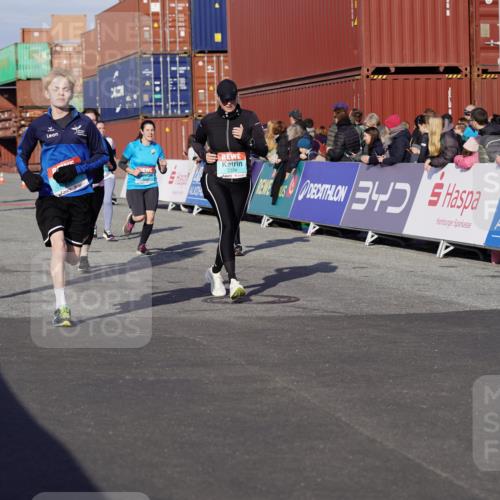 03.10.2025 - Köhlbrandbrückenlauf Michael Burmester http://msf.ph/oto/9014211 03.10.2025 10:14:17 Ziel 1456, 1510, 1735, 1843, 2007, 2345, 2699, 2749, 3168, 3326, 3540, 3644, 3665, 3666 meine-sportfotos.de