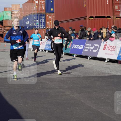 03.10.2025 - Köhlbrandbrückenlauf Michael Burmester http://msf.ph/oto/9014223 03.10.2025 10:14:17 Ziel 1456, 1510, 1735, 1843, 2007, 2345, 2699, 2749, 3168, 3326, 3540, 3644, 3665, 3666 meine-sportfotos.de