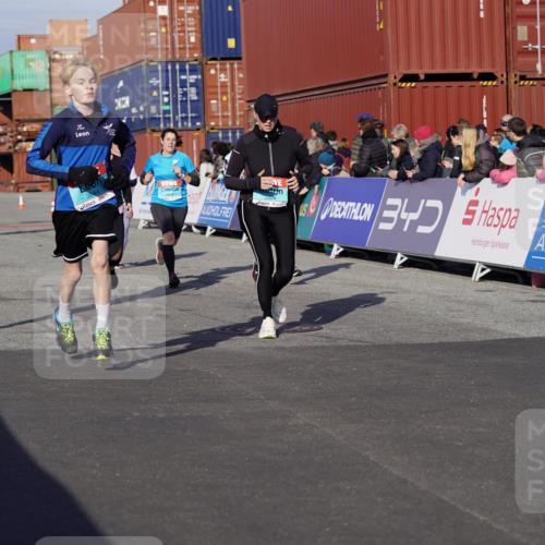 03.10.2025 - Köhlbrandbrückenlauf Michael Burmester http://msf.ph/oto/9014235 03.10.2025 10:14:17 Ziel 1456, 1510, 1735, 1843, 2007, 2345, 2699, 2749, 3168, 3326, 3540, 3644, 3665, 3666 meine-sportfotos.de
