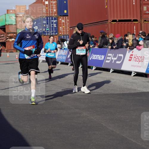 03.10.2025 - Köhlbrandbrückenlauf Michael Burmester http://msf.ph/oto/9014245 03.10.2025 10:14:17 Ziel 1456, 1510, 1735, 1843, 2007, 2345, 2699, 2749, 3168, 3326, 3540, 3644, 3665, 3666 meine-sportfotos.de