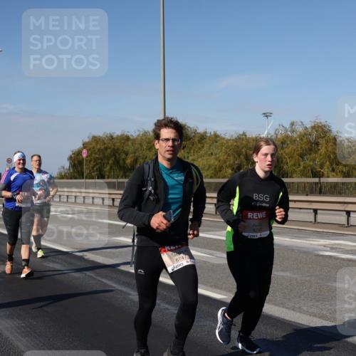 03.10.2025 - Köhlbrandbrückenlauf Julia Fischer http://msf.ph/oto/9014344 03.10.2025 13:09:22 Position 3 6747, 6749 meine-sportfotos.de