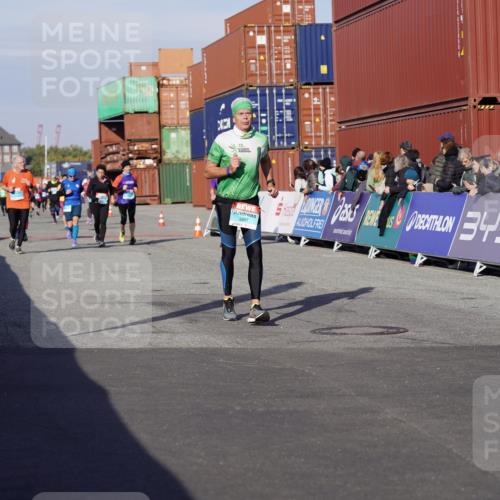 03.10.2025 - Köhlbrandbrückenlauf Michael Burmester http://msf.ph/oto/9014445 03.10.2025 10:14:28 Ziel 1305, 1735, 1925, 2747, 2938, 2951, 2986, 3461, 3645 meine-sportfotos.de