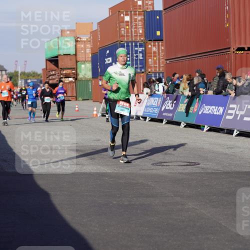 03.10.2025 - Köhlbrandbrückenlauf Michael Burmester http://msf.ph/oto/9014454 03.10.2025 10:14:28 Ziel 1305, 1735, 1925, 2747, 2938, 2951, 2986, 3461, 3645 meine-sportfotos.de