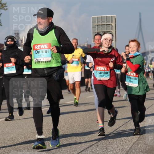 03.10.2025 - Köhlbrandbrückenlauf Luisa Fischer http://msf.ph/oto/9014460 03.10.2025 10:58:46 Position 3 2093, 1674, 3500, 3499 meine-sportfotos.de