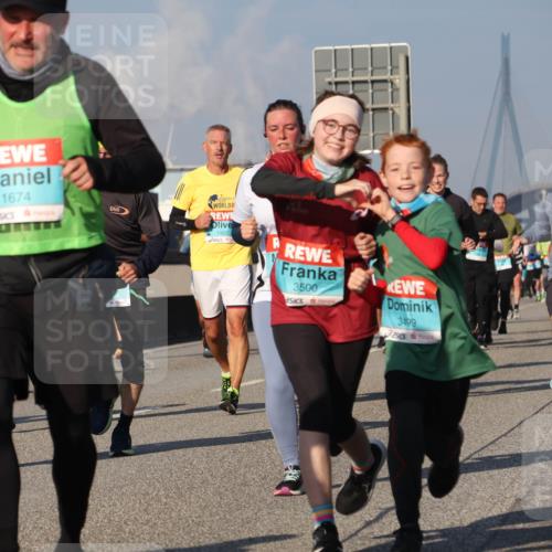 03.10.2025 - Köhlbrandbrückenlauf Luisa Fischer http://msf.ph/oto/9014463 03.10.2025 10:58:46 Position 3 2093, 1674, 1922, 3500, 3499, 3037 meine-sportfotos.de