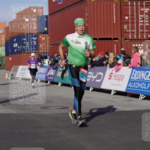 03.10.2025 - Köhlbrandbrückenlauf Michael Burmester http://msf.ph/oto/9014465 03.10.2025 10:14:29 Ziel 1305, 1925, 2747, 2938, 2951, 2986, 3461, 3645 meine-sportfotos.de
