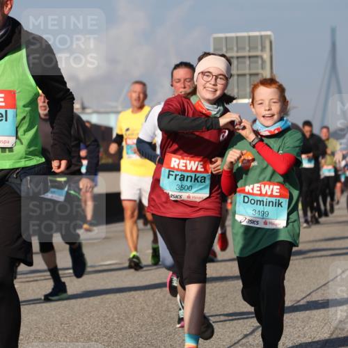 03.10.2025 - Köhlbrandbrückenlauf Luisa Fischer http://msf.ph/oto/9014468 03.10.2025 10:58:47 Position 3 2093, 1674, 3500, 3499 meine-sportfotos.de
