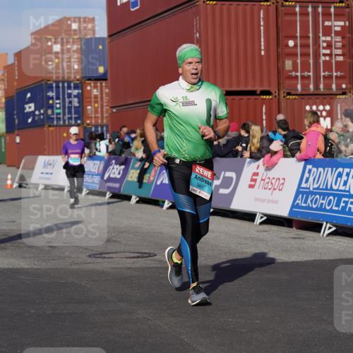 03.10.2025 - Köhlbrandbrückenlauf Michael Burmester http://msf.ph/oto/9014477 03.10.2025 10:14:29 Ziel 1305, 1925, 2747, 2938, 2951, 2986, 3461, 3645 meine-sportfotos.de