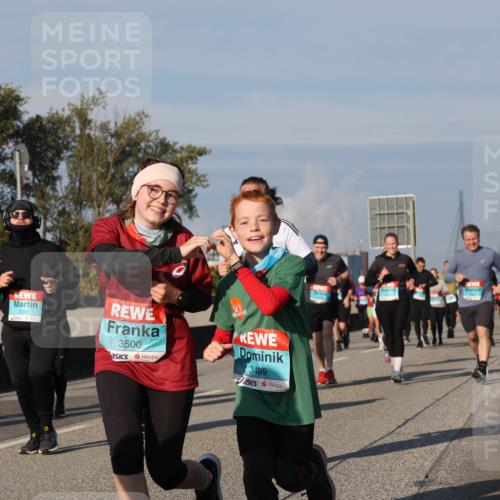 03.10.2025 - Köhlbrandbrückenlauf Luisa Fischer http://msf.ph/oto/9014481 03.10.2025 10:58:48 Position 3 2093, 3500, 3499 meine-sportfotos.de