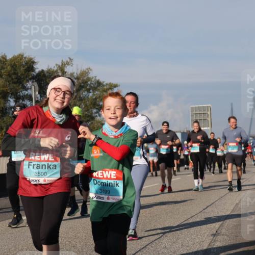 03.10.2025 - Köhlbrandbrückenlauf Luisa Fischer http://msf.ph/oto/9014484 03.10.2025 10:58:49 Position 3 2093, 3500, 3499 meine-sportfotos.de