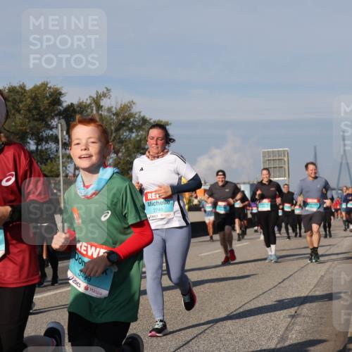 03.10.2025 - Köhlbrandbrückenlauf Luisa Fischer http://msf.ph/oto/9014486 03.10.2025 10:58:49 Position 3 3500, 3499, 2749 meine-sportfotos.de
