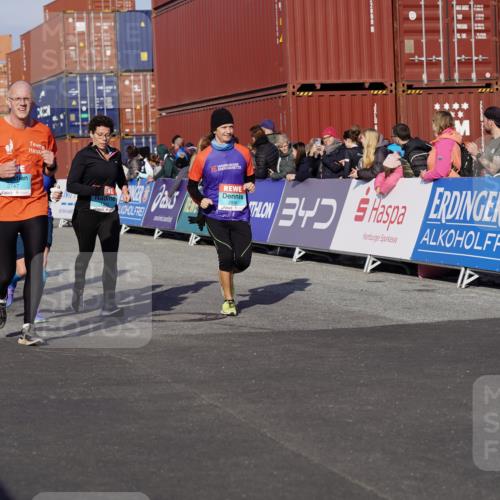 03.10.2025 - Köhlbrandbrückenlauf Michael Burmester http://msf.ph/oto/9014533 03.10.2025 10:14:33 Ziel 1305, 1598, 1820, 2230, 2747, 2938, 2951, 2986, 3461, 3645, 3843 meine-sportfotos.de