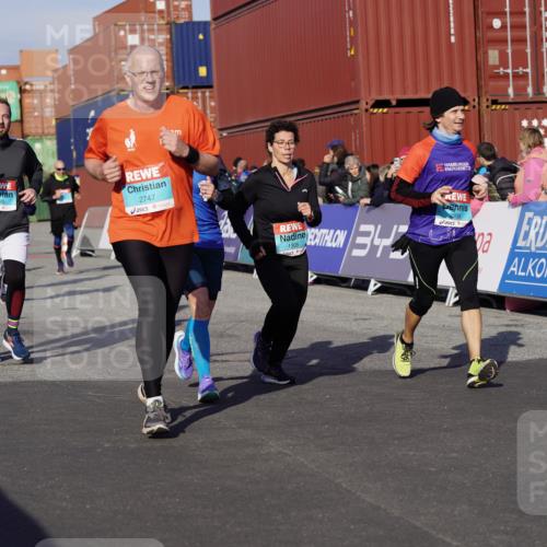 03.10.2025 - Köhlbrandbrückenlauf Michael Burmester http://msf.ph/oto/9014575 03.10.2025 10:14:34 Ziel 1305, 1598, 1633, 1820, 2230, 2747, 2938, 2951, 2986, 3645, 3843 meine-sportfotos.de