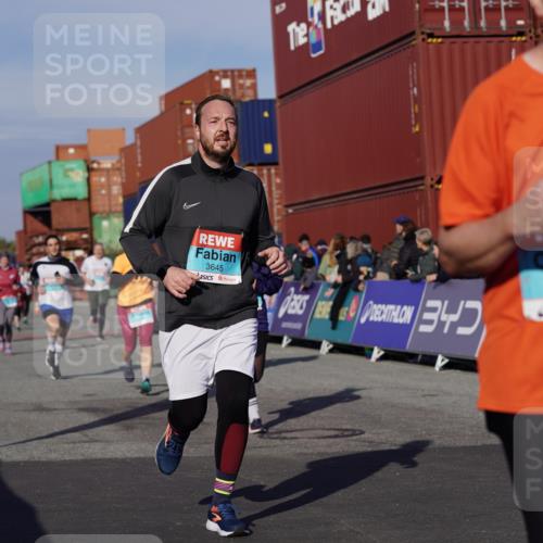 03.10.2025 - Köhlbrandbrückenlauf Michael Burmester http://msf.ph/oto/9014602 03.10.2025 10:14:36 Ziel 1305, 1598, 1633, 1820, 2230, 2747, 2832, 2834, 2837, 2938, 2951, 2986, 3645, 3843 meine-sportfotos.de