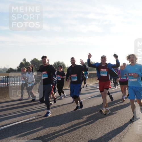 03.10.2025 - Köhlbrandbrückenlauf Fabian Wolf http://msf.ph/oto/9014628 03.10.2025 09:24:47 Position 3 2383, 2382, 2384 meine-sportfotos.de