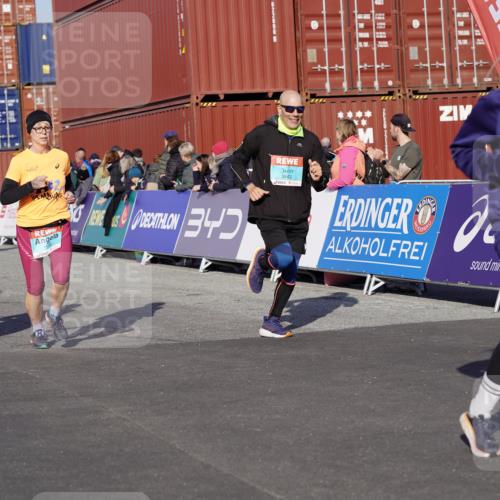 03.10.2025 - Köhlbrandbrückenlauf Michael Burmester http://msf.ph/oto/9014634 03.10.2025 10:14:38 Ziel 1305, 1598, 1633, 1711, 1820, 2230, 2747, 2832, 2834, 2837, 2938, 2951, 2986, 3645, 3843 meine-sportfotos.de