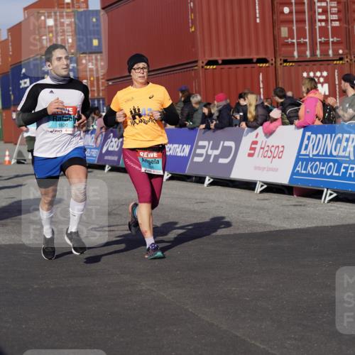 03.10.2025 - Köhlbrandbrückenlauf Michael Burmester http://msf.ph/oto/9014645 03.10.2025 10:14:38 Ziel 1305, 1598, 1633, 1711, 1820, 2230, 2747, 2832, 2834, 2837, 2938, 2951, 2986, 3645, 3843 meine-sportfotos.de