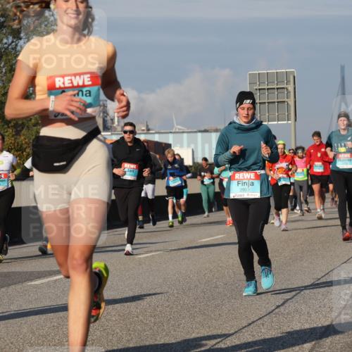 03.10.2025 - Köhlbrandbrückenlauf Luisa Fischer http://msf.ph/oto/9014654 03.10.2025 10:59:06 Position 3 2147, 2953, 2025 meine-sportfotos.de