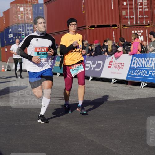 03.10.2025 - Köhlbrandbrückenlauf Michael Burmester http://msf.ph/oto/9014665 03.10.2025 10:14:39 Ziel 1305, 1598, 1633, 1674, 1711, 1820, 2230, 2832, 2834, 2837, 2938, 2951, 2986, 3645, 3843 meine-sportfotos.de