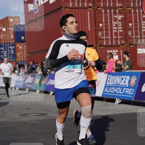 03.10.2025 - Köhlbrandbrückenlauf Michael Burmester http://msf.ph/oto/9014676 03.10.2025 10:14:39 Ziel 1305, 1598, 1633, 1674, 1711, 1820, 2230, 2832, 2834, 2837, 2938, 2951, 2986, 3645, 3843 meine-sportfotos.de