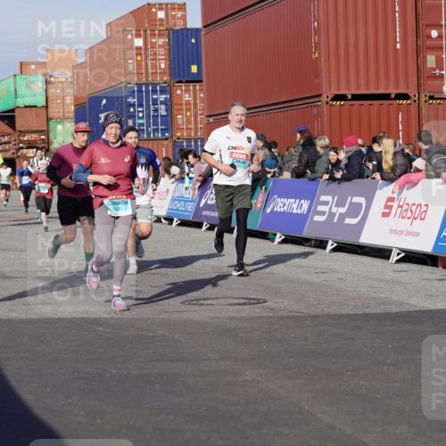 03.10.2025 - Köhlbrandbrückenlauf Michael Burmester http://msf.ph/oto/9014706 03.10.2025 10:14:41 Ziel 1220, 1427, 1598, 1633, 1655, 1674, 1711, 1820, 2230, 2832, 2834, 2837, 3499, 3500, 3843 meine-sportfotos.de