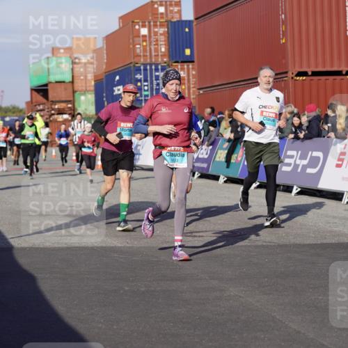 03.10.2025 - Köhlbrandbrückenlauf Michael Burmester http://msf.ph/oto/9014718 03.10.2025 10:14:41 Ziel 1220, 1427, 1598, 1633, 1655, 1674, 1711, 1820, 2230, 2832, 2834, 2837, 3499, 3500, 3843 meine-sportfotos.de