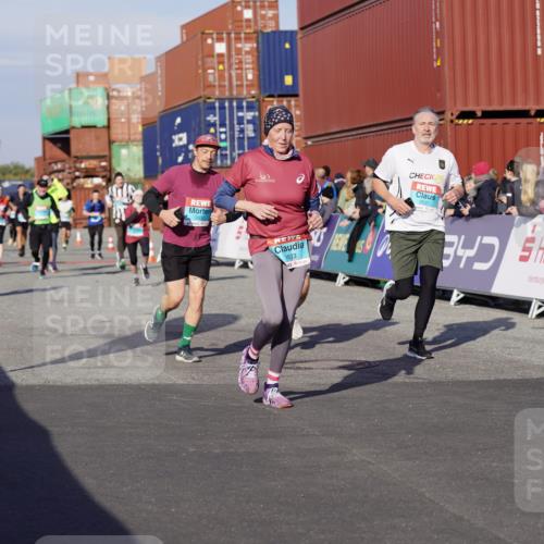 03.10.2025 - Köhlbrandbrückenlauf Michael Burmester http://msf.ph/oto/9014727 03.10.2025 10:14:41 Ziel 1220, 1427, 1598, 1633, 1655, 1674, 1711, 1820, 2230, 2832, 2834, 2837, 3499, 3500, 3843 meine-sportfotos.de