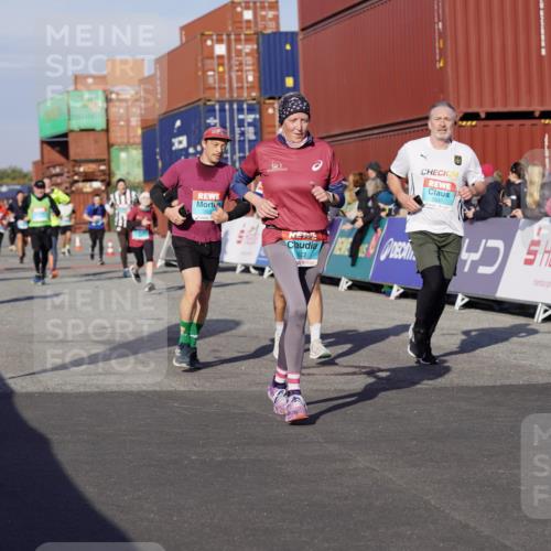 03.10.2025 - Köhlbrandbrückenlauf Michael Burmester http://msf.ph/oto/9014738 03.10.2025 10:14:42 Ziel 1220, 1427, 1598, 1633, 1655, 1674, 1711, 1820, 2230, 2832, 2834, 2837, 3499, 3500, 3699, 3744, 3843 meine-sportfotos.de