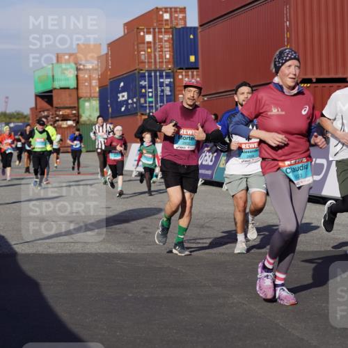 03.10.2025 - Köhlbrandbrückenlauf Michael Burmester http://msf.ph/oto/9014746 03.10.2025 10:14:42 Ziel 1220, 1427, 1598, 1633, 1655, 1674, 1711, 1820, 2230, 2832, 2834, 2837, 3499, 3500, 3699, 3744, 3843 meine-sportfotos.de